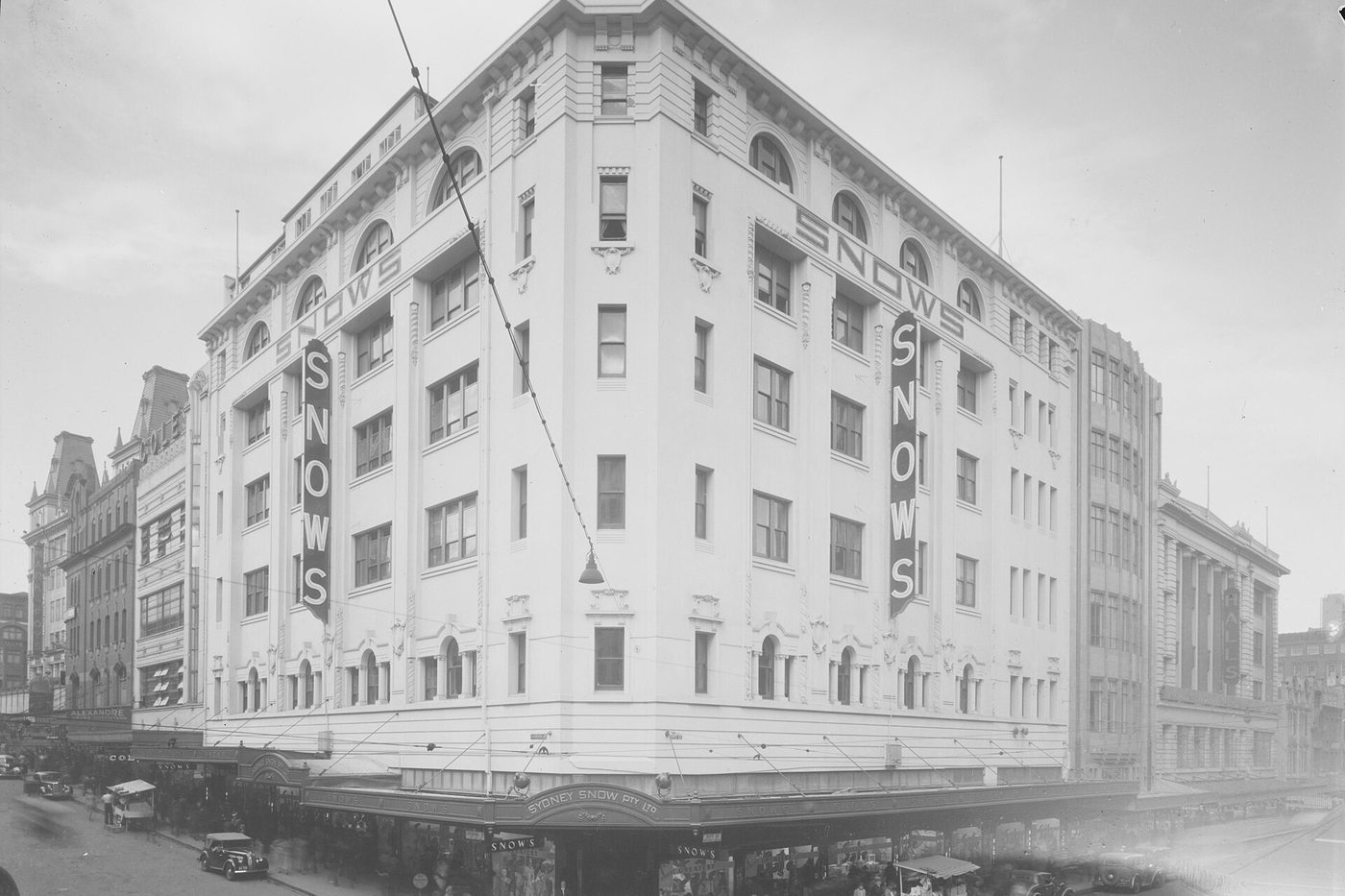 Snow's Emporium on a Sydney street corner in 1939, with vertical signage on both facades